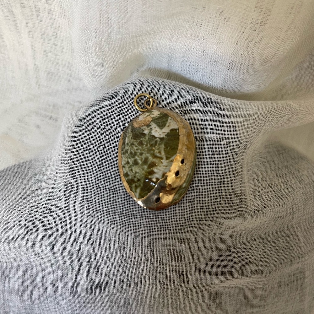 Elegant Gold and Green Shell Pendant Necklace